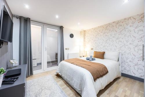 3 bedroom apartment by river thames