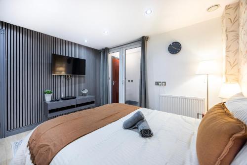 3 bedroom apartment by river thames