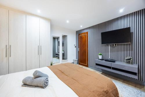 3 bedroom apartment by river thames