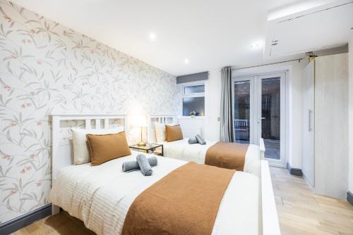 3 bedroom apartment by river thames