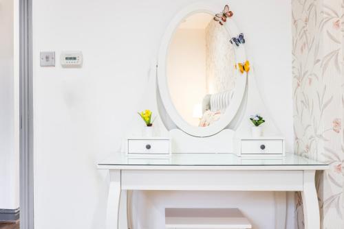 3 bedroom apartment by river thames