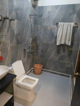 Hotel Opm & Restaurant,,3 star