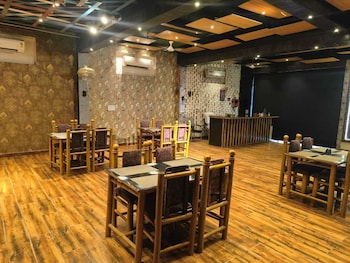 Hotel Opm & Restaurant,,3 star