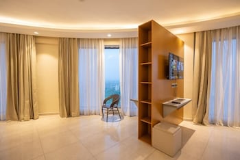 omaxe hazratganj lucknow suites and inn