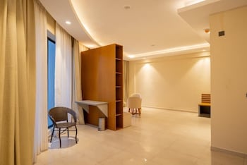 omaxe hazratganj lucknow suites and inn
