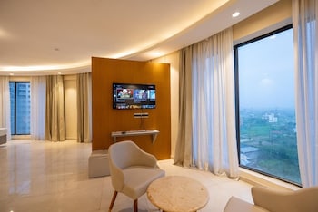 omaxe hazratganj lucknow suites and inn