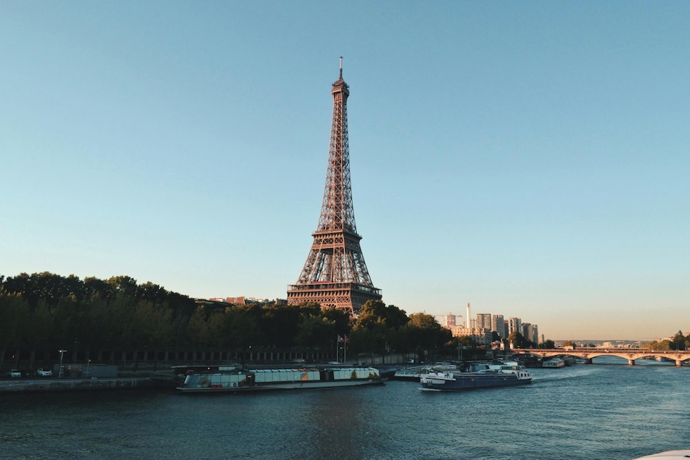 les suites tour eiffel
