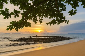 srisuksan klong muang beach