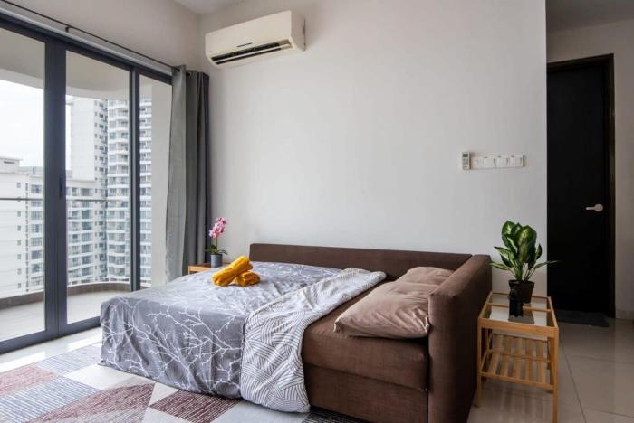 a stylish 2br suite water views free parking
