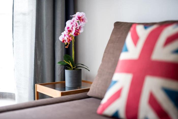 a stylish 2br suite water views free parking