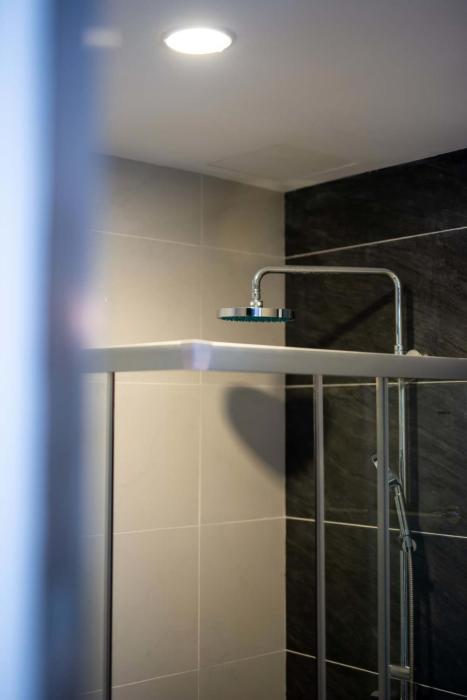 a stylish 2br suite water views free parking