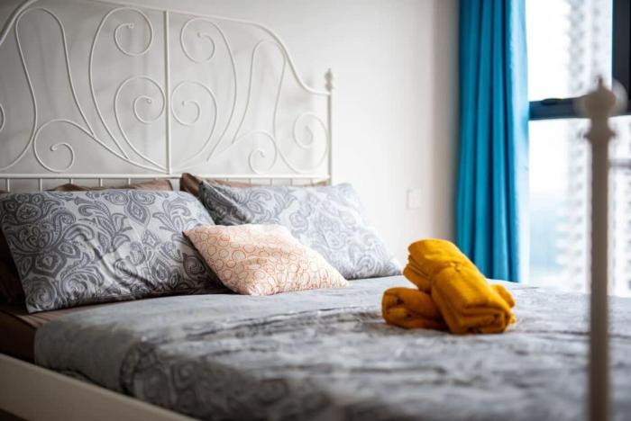 a stylish 2br suite water views free parking