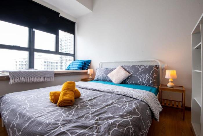a stylish 2br suite water views free parking