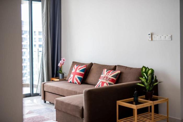 a stylish 2br suite water views free parking