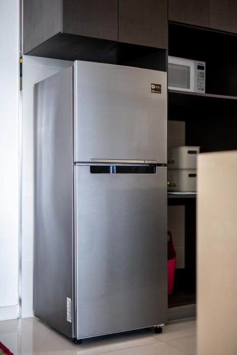 a stylish 2br suite water views free parking