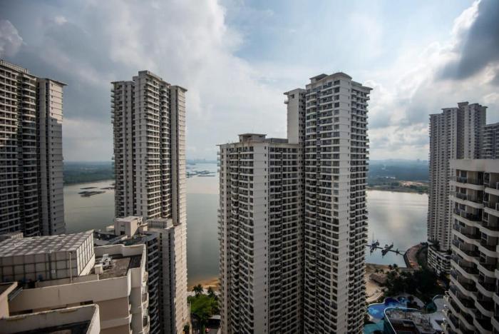 a stylish 2br suite water views free parking