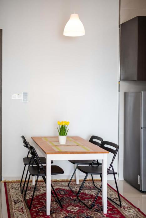 a stylish 2br suite water views free parking