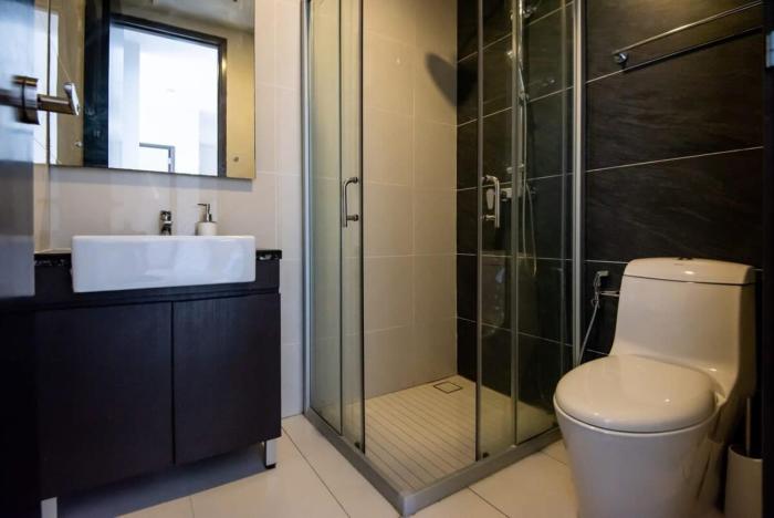 a stylish 2br suite water views free parking