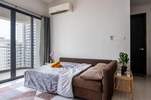 a stylish 2br suite water views free parking