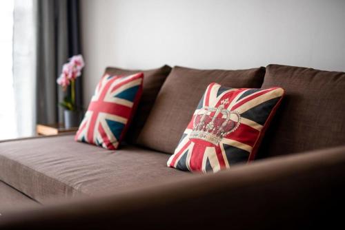 a stylish 2br suite water views free parking
