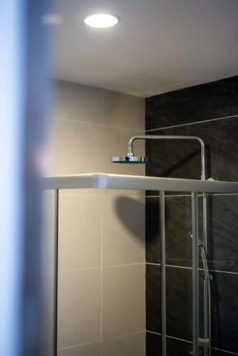 a stylish 2br suite water views free parking