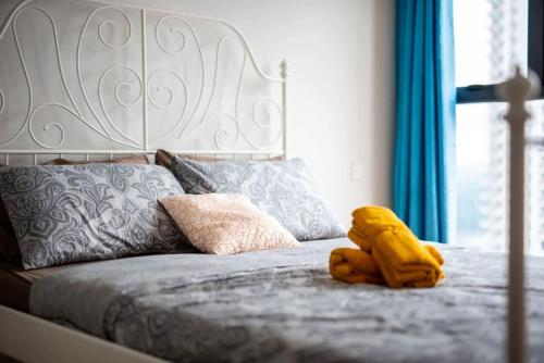 a stylish 2br suite water views free parking