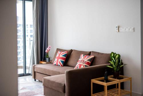 a stylish 2br suite water views free parking