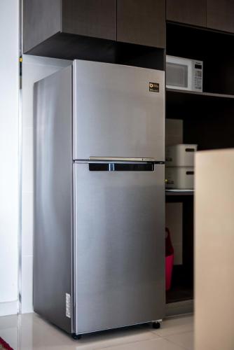 a stylish 2br suite water views free parking