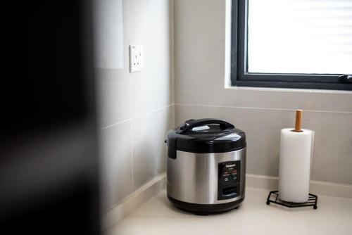 a stylish 2br suite water views free parking