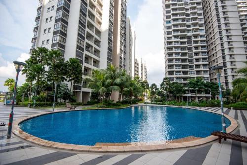 a stylish 2br suite water views free parking