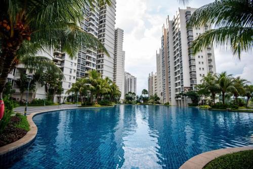 a stylish 2br suite water views free parking