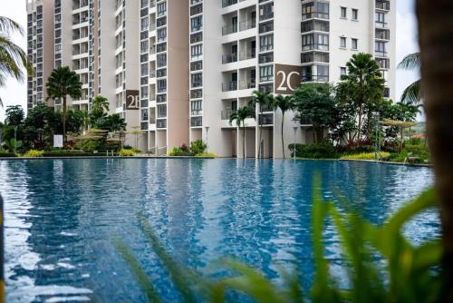 a stylish 2br suite water views free parking