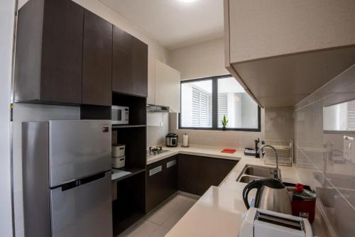 a stylish 2br suite water views free parking