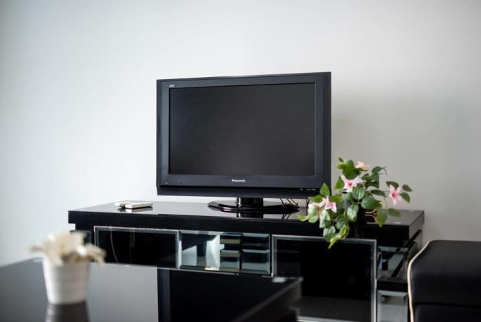 chic 3br in danga bay with water views and parking
