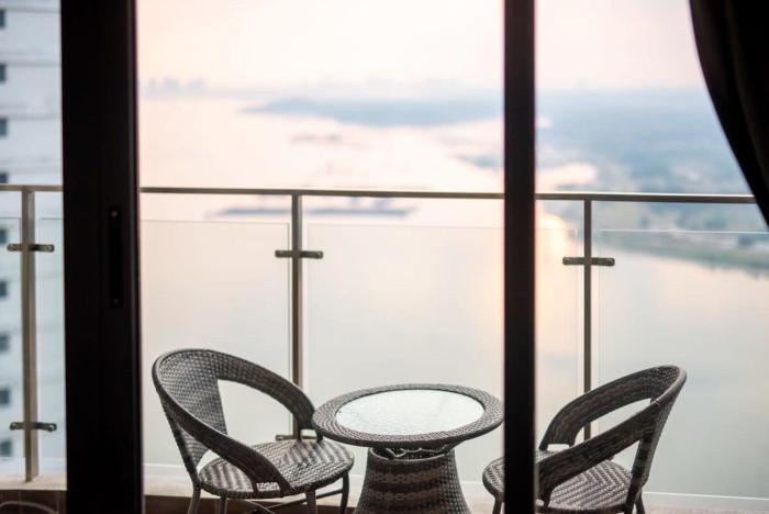 chic 3br in danga bay with water views and parking
