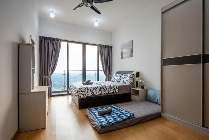 chic 3br in danga bay with water views and parking