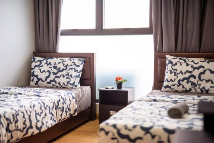 chic 3br in danga bay with water views and parking