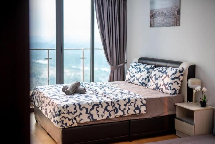 chic 3br in danga bay with water views and parking