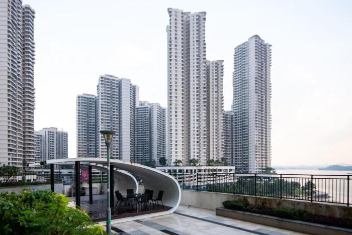chic 3br in danga bay with water views and parking