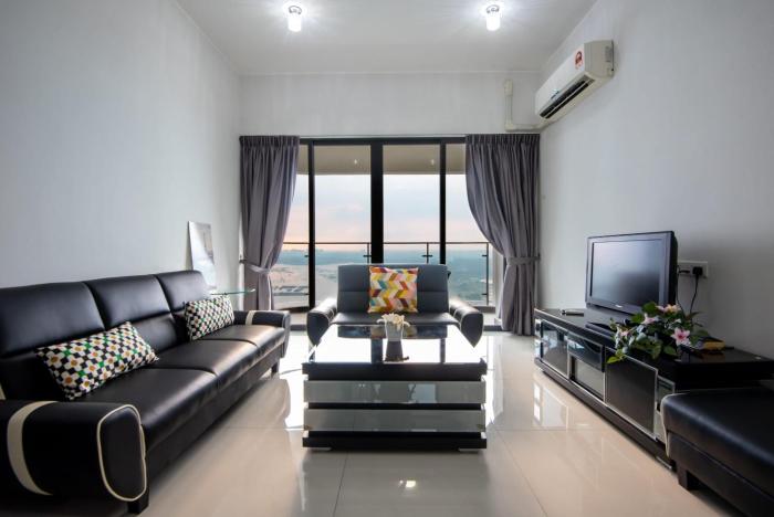 chic 3br in danga bay with water views and parking