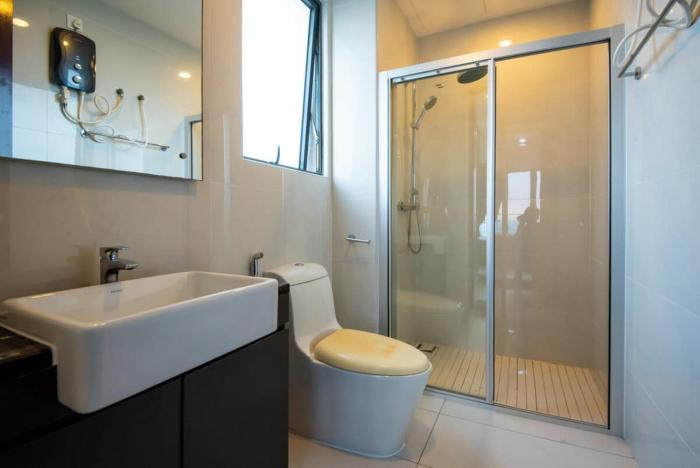 chic 3br in danga bay with water views and parking