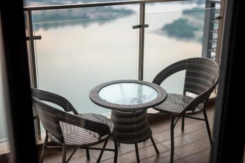 chic 3br in danga bay with water views and parking
