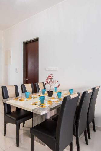 chic 3br in danga bay with water views and parking