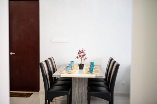 chic 3br in danga bay with water views and parking