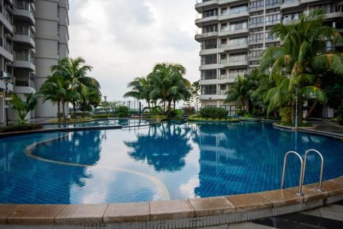 chic 3br in danga bay with water views and parking