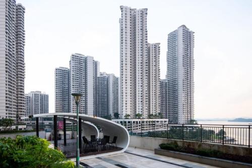 chic 3br in danga bay with water views and parking