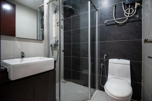 chic 3br in danga bay with water views and parking