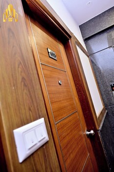 hotel noble nook 100 ft road indiranagar