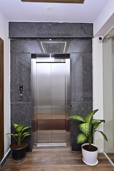 hotel noble nook 100 ft road indiranagar