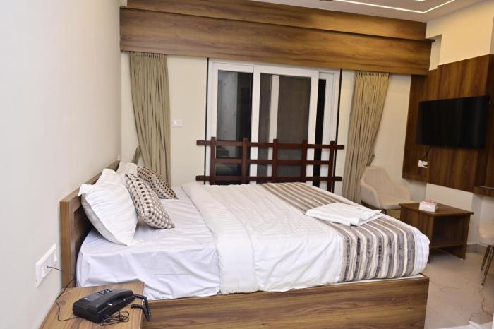 hotel noble nook 100 ft road indiranagar